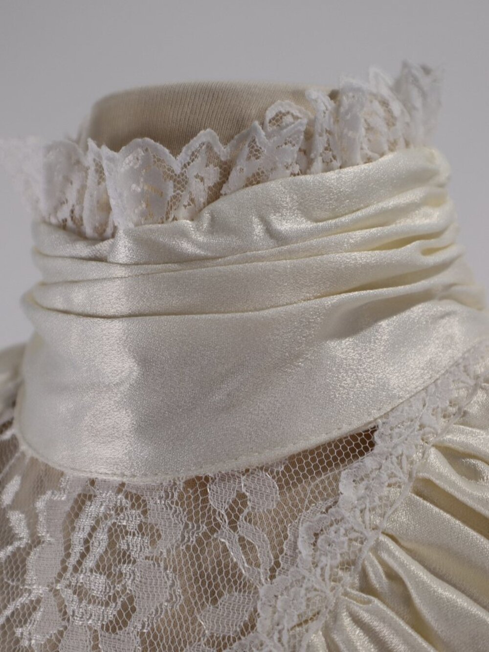 ❄️ Vintage Gunne Sax by Jessica McClintock NWOT White Satin Lace Pearl Blouse - Picture 7 of 11
